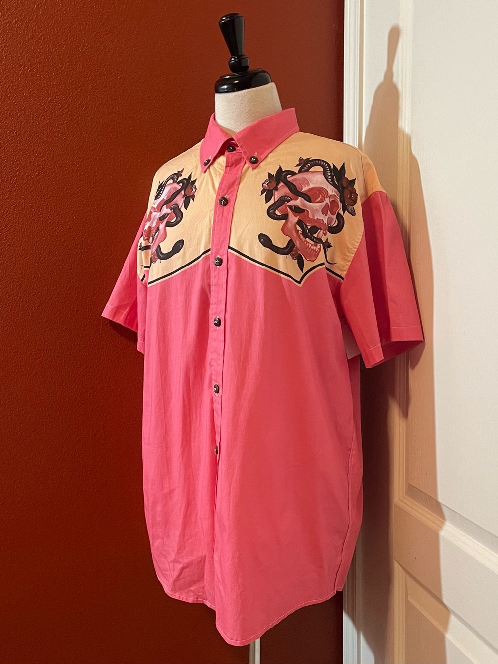 Boozelele Men’s Pink Skull Camp‎ Cattleman Short Sleeve Button Down Shirt